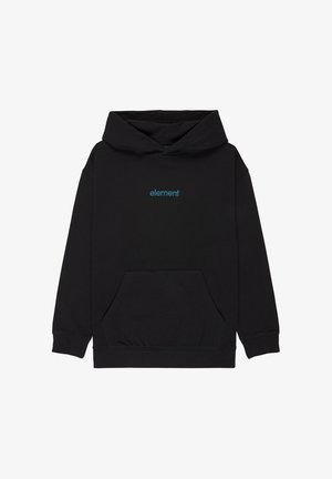 Chłopiec stojący w czarnej bluzie z kapturem marki "Element", beżowych spodniach i czarnych tenisówkach z białą podeszwą na jednolitym białym tle.