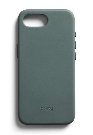 Custodia per telefono verde scuro con finitura testurizzata, dotata di ritaglio per la fotocamera, i pulsanti laterali e un logo del marchio discreto nella parte inferiore.