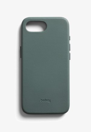 Coque de téléphone vert foncé avec une finition texturée, dotée d'une découpe pour la caméra, les boutons latéraux, et un logo de marque subtil en bas.