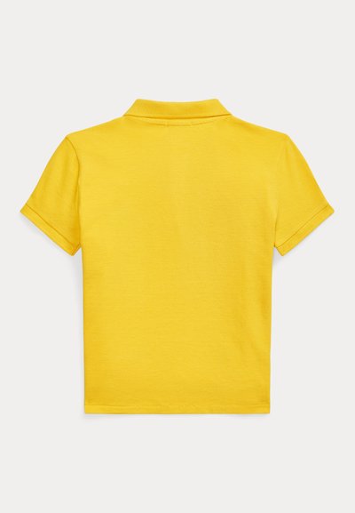 Κίτρινο πόλο με κοντό μανίκι κατασκευασμένο από λείο βαμβακερό ύφασμα, με κλασικό γιακά και ίσια γραμμή χωρίς επιπλέον λεπτομέρειες.
