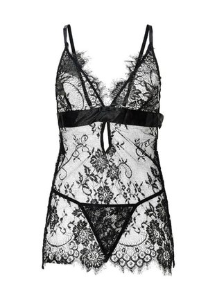 Conjunto de lencería de encaje negro transparente con motivos florales, tirantes ajustables, apertura frontal y tanga a juego sobre fondo blanco.