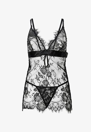 Set di lingerie in pizzo trasparente nero con motivi floreali, spalline regolabili, apertura frontale e perizoma abbinato su sfondo bianco.