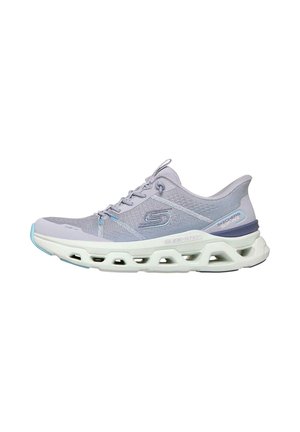 Zapatilla Skechers Glide-Step Slip-Ins de color gris claro con parte superior de malla transpirable, cierre con cordones y suela acolchada con recortes hexagonales.