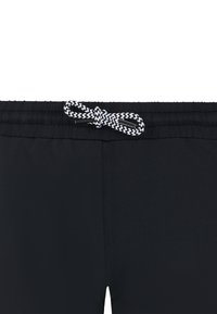 Shorts da nuoto neri con vita elasticizzata e un laccetto a motivi a zigzag in bianco e nero. Texture liscia senza motivi visibili.