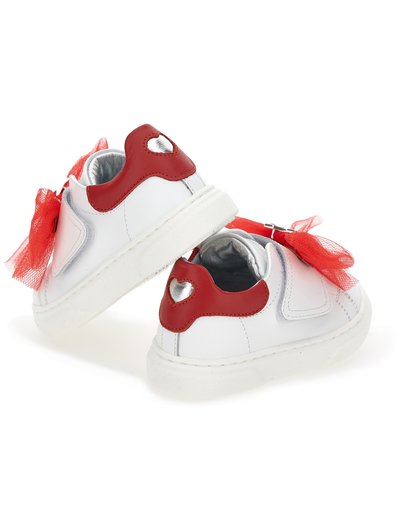 Hvite lær sneakers med røde lærdetaljer, tylsløyfe, hjerteformet utskjæring og strukturert gummisåle. Metallisk fôr innvendig.
