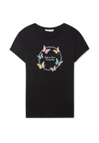 T-shirt nera in cotone con maniche corte, caratterizzata da una grafica circolare di una farfalla in colori pastello e la scritta "Innamorati ogni giorno" in bianco.