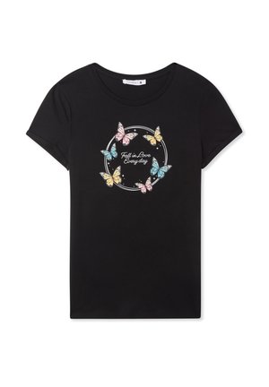T-shirt nera in cotone con maniche corte, caratterizzata da una grafica circolare di una farfalla in colori pastello e la scritta "Innamorati ogni giorno" in bianco.