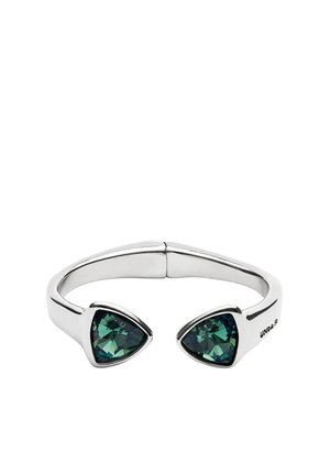 Brazalete abierto de plata con dos gemas verdes triangulares emplazadas en cada extremo abierto.