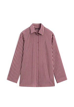 Chemise à manches longues boutonnée avec des rayures verticales roses et blanches et un col classique, posée à plat sur un fond blanc.