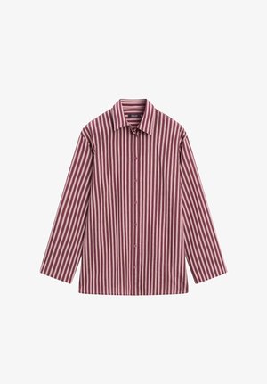 Košile s dlouhým rukávem, zapínací na knoflíky, s vertikálními růžovými a bílými pruhy a klasickým límečkem, položena na rovné bílé ploše.