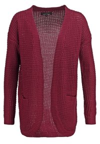 Cardigan bordeaux tricoté, manches longues, à ouverture frontale, avec deux poches avant et un motif gaufré texturé.