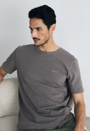 T-shirt gris à manches courtes en coton, arborant un subtil logo 'BOSS' en marron clair sur la poitrine et un col rond.