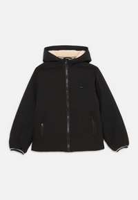 Chaqueta negra con capucha y cierre frontal, con un suave forro beige, bolsillos laterales y puños elásticos con un acento de rayas azul y blanca.