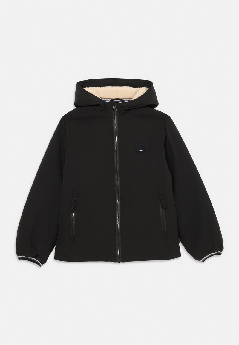 Chaqueta negra con capucha y cierre frontal, con un suave forro beige, bolsillos laterales y puños elásticos con un acento de rayas azul y blanca.