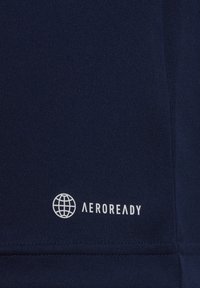 Navyblaues Sportgewebe mit strukturierten Oberflächen. AEROREADY-Logo in Weiß mit einem Globus-Symbol, platziert in der unteren linken Ecke.
