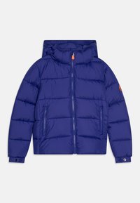 Giacca imbottita blu con cappuccio, zip frontale, due tasche laterali e una patch con logo sulla manica. Texture liscia e design caldo.