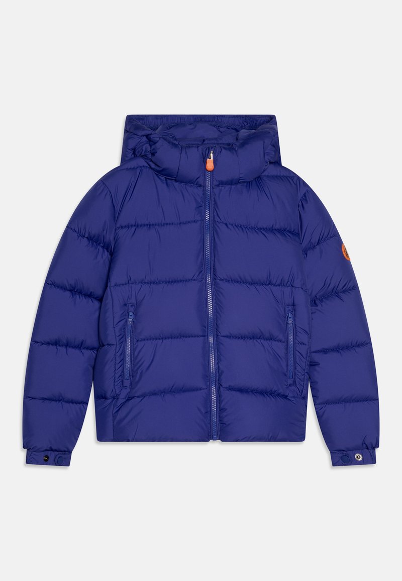 Giacca imbottita blu con cappuccio, zip frontale, due tasche laterali e una patch con logo sulla manica. Texture liscia e design caldo.
