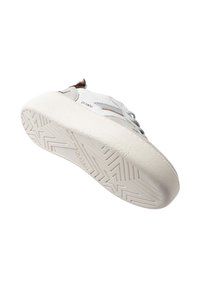 Hvide lædersneakers med et struktureret suedepanel, grå detaljer, flade snørebånd og en tyk, mønstret gummisål.
