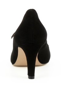 Chaussure à talon haut en daim noir avec un bout pointu et une silhouette incurvée. Elle présente une texture lisse et un talon aiguille fin.