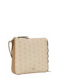Borsa a tracolla beige con motivo, dal texture liscia, caratterizzata da un logo argentato, dettagli in pelle e una tracolla a catena su un lato.
