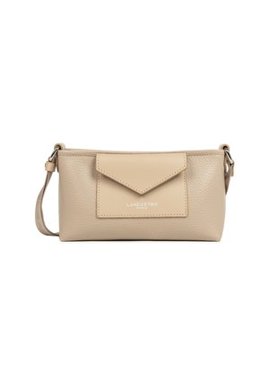 Borsa a tracolla in pelle beige con superficie texture, tasca a busta frontale, logo del marchio in argento e tracolla regolabile con accessori in metallo.