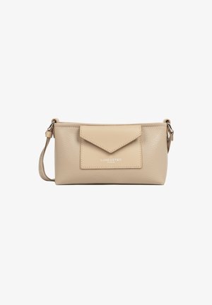 Borsa a tracolla in pelle beige con superficie texture, tasca a busta frontale, logo del marchio in argento e tracolla regolabile con accessori in metallo.