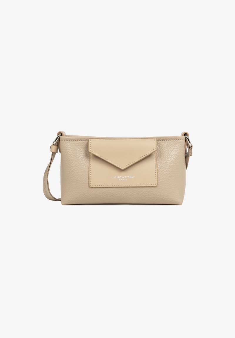 Sac bandoulière en cuir beige avec surface texturée, une poche à rabat à l'avant, un logo de marque en argent, et une bandoulière réglable avec des éléments en métal.