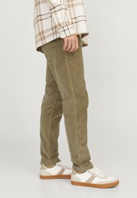 Jack & Jones JWHACE JJHARVEY - Pantaloni - elmwood