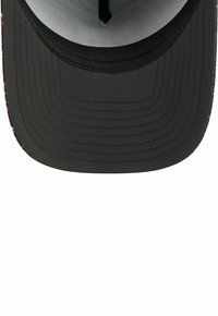 Schwarze Kappe mit flachem Schirm, verziert mit einem bunten Musterband am Rand. Hergestellt aus einem Stoff mit glatter Textur.