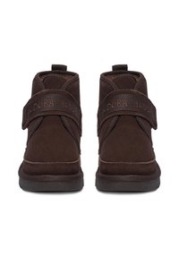 Brązowe zamszowe botki za kostkę z rzepem i wyściełanym kołnierzem. Wzmocnione szwy i teksturowana gumowa podeszwa zapewniają trwałość.