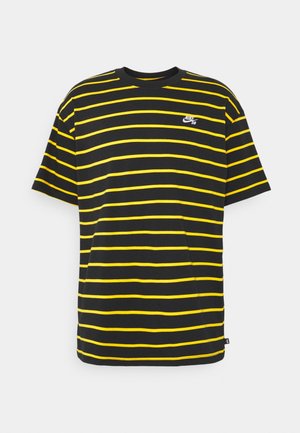 Camiseta negra de manga corta con rayas horizontales amarillas y pequeño logo blanco de Nike SB en el pecho izquierdo.