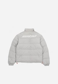 Chaqueta acolchada gris con cuello alto, secciones acolchadas y puños elásticos. En la parte posterior presenta un gran logo blanco que dice "wasted."