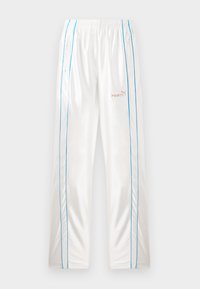 Witte trainingsbroeken met elastische tailleband, blauwe zijpiping, ritszakken en beige "Fenty" en Puma-logo's op het rechterbeen vooraan.