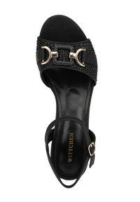 Schwarze High Heels Sandale mit geflochtenem Obermaterial, goldenen Hardware-Akzenten und einem Riemen mit Schnallendetail. Glatte Innenauskleidung.