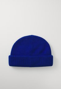 Bonnet en tricot bleu avec une texture côtelée et un ourlet retroussé, fabriqué en fil doux, affichant une couleur unie sans motifs ni accents.