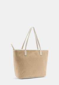 Beige draagtas met een gestructureerd patroon, witte leren accenten en handvatten, rechthoekige vorm en een open bovenkant.