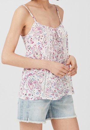 Top sans manches à motif floral avec des bretelles délicates, présentant des détails texturés. Associé à un short en denim léger, design décontracté et aéré.
