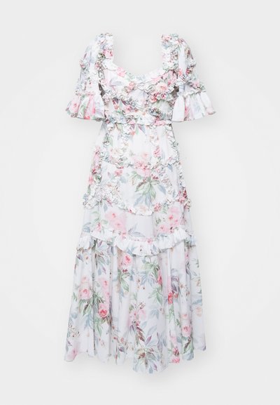 Květinové maxi šaty z lehkého materiálu, které mají volánkové rukávy, opakující se volánkové vrstvy a mix růžových a zelených květinových vzorů.
