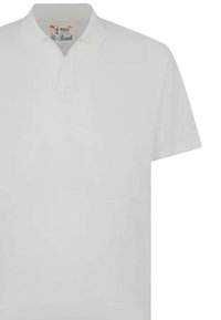 Polo bianco con colletto piatto, maniche corte, pattina con tre bottoni e un'etichetta interna che presenta un logo colorato e del testo.