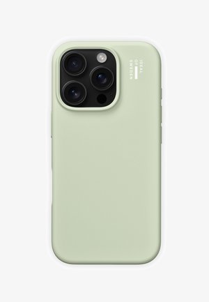 Smartfon w jasnozielonym etui ochronnym z potrójnym tylnym aparatem i lampą błyskową, z marką „Ideal of Sweden” umieszczoną obok aparatów.