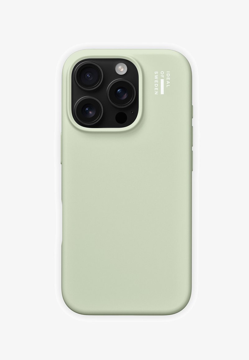 Smartphone mit blassgrünem Schutzgehäuse, das eine dreifache Rückkamera-Anordnung und einen Blitz zeigt; die Marke "Ideal of Sweden" befindet sich in der Nähe der Kameras.