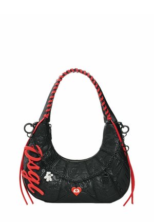 Bolso negro con diseños en relieve de Mickey Mouse, asa trenzada roja, detalle de escritura roja y pequeños colgantes de cadena que incluyen un guante blanco y un corazón rojo.