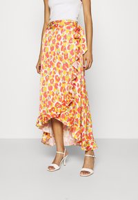Gonna midi fluida in vivace stampa leopardata rosa, gialla e arancione. Presenta un orlo arricciato e un dettaglio con fiocco laterale, realizzata in tessuto leggero.