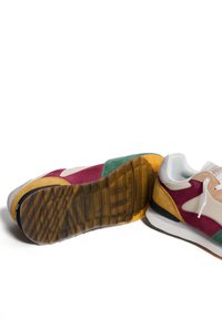 Mångfärgade sneakers med en blandning av material: mocka och nät. Färgerna inkluderar bordeaux, grön, gul och kräm. Gummisula med mönster.