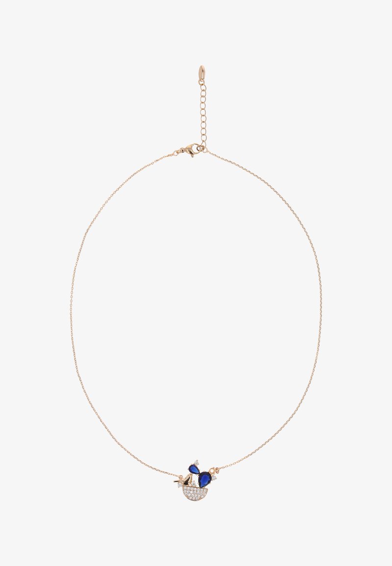 Gouden ketting met een delicate schakel, uitgerust met een hanger in de vorm van een boot, versierd met blauwe stenen en kleine heldere edelstenen.