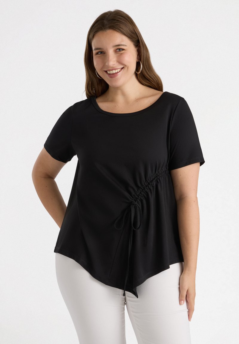 Top nero a maniche corte con scollatura rotonda, caratterizzato da un dettaglio arricciato sul lato e cordino regolabile, realizzato in un tessuto liscio.