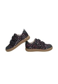 Baskets noires pour enfants avec motifs de cœurs roses et rouges, semelles marron et deux bandes velcro sur chaque chaussure.