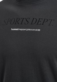 Svart t-shirt i bomull med rund halsringning. Har "SPORTS DEPT." i mörktryck och "hummel PERFORMANCE" i vitt tryck.