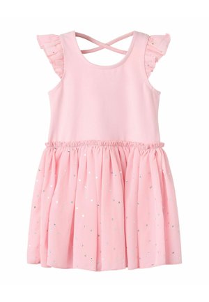 Robe rose sans manches avec des épaules à volants, des bretelles croisées dans le dos et une jupe décorée de pois argentés.