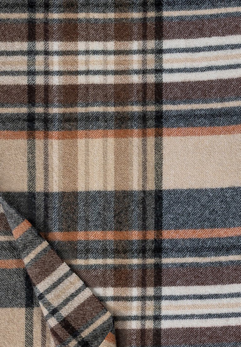 Karo-Woll-Decke in Beigetönen, Braun und Grau mit kräftigen orangefarbenen Akzenten, weicher Textur und einer ordentlich gefalteten Ecke.